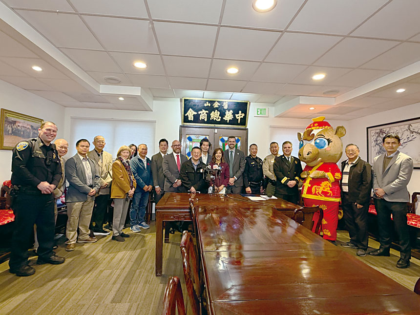 三藩市中華總商會2026年農曆新年節慶啟動記者會，市參事、公共安全部門代表及主辦單位成員齊聚，與馬年吉祥物合影。記者蘇婕雅攝