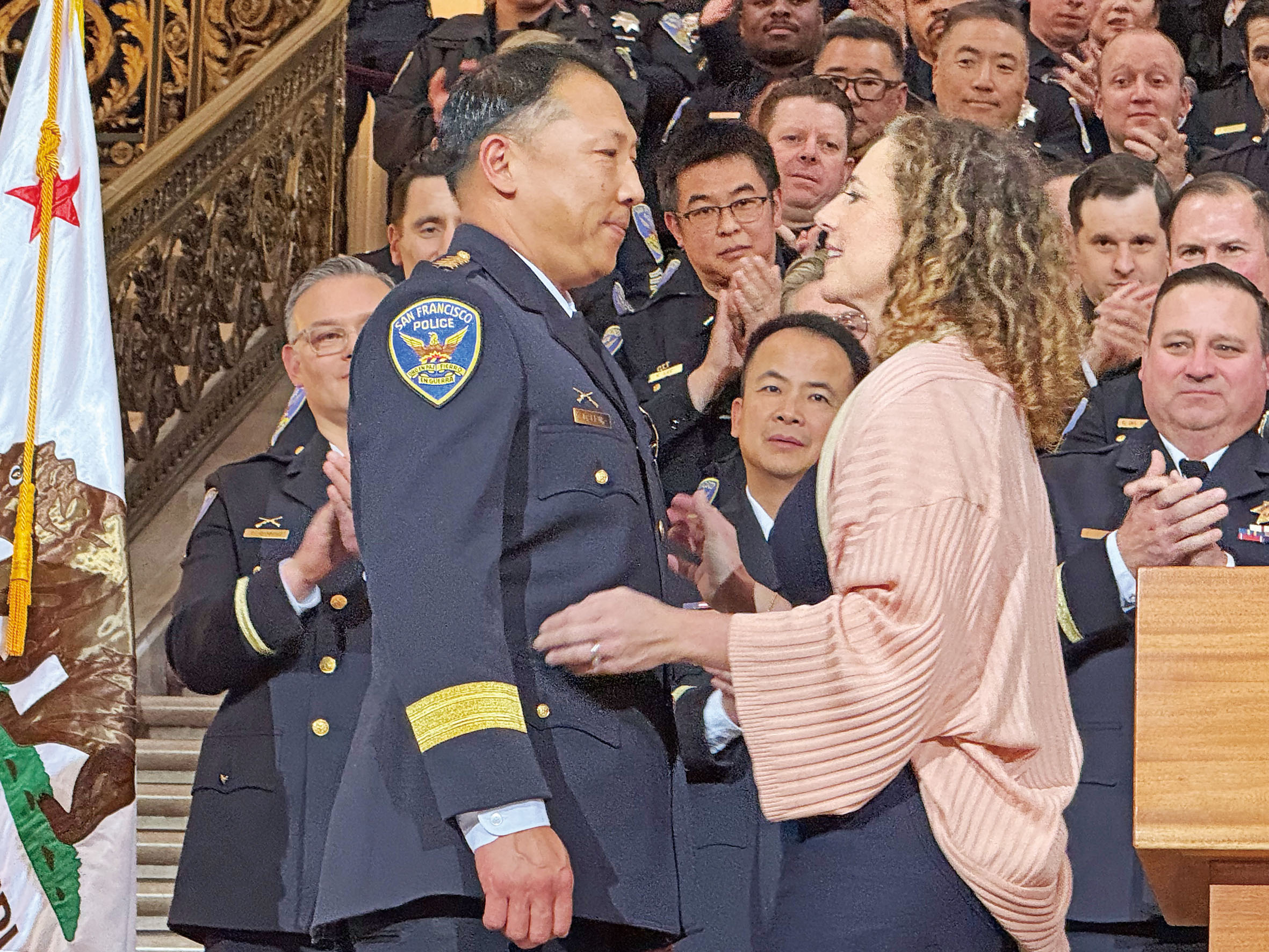 劉力一在宣誓後與妻子相擁。記者陳程威攝