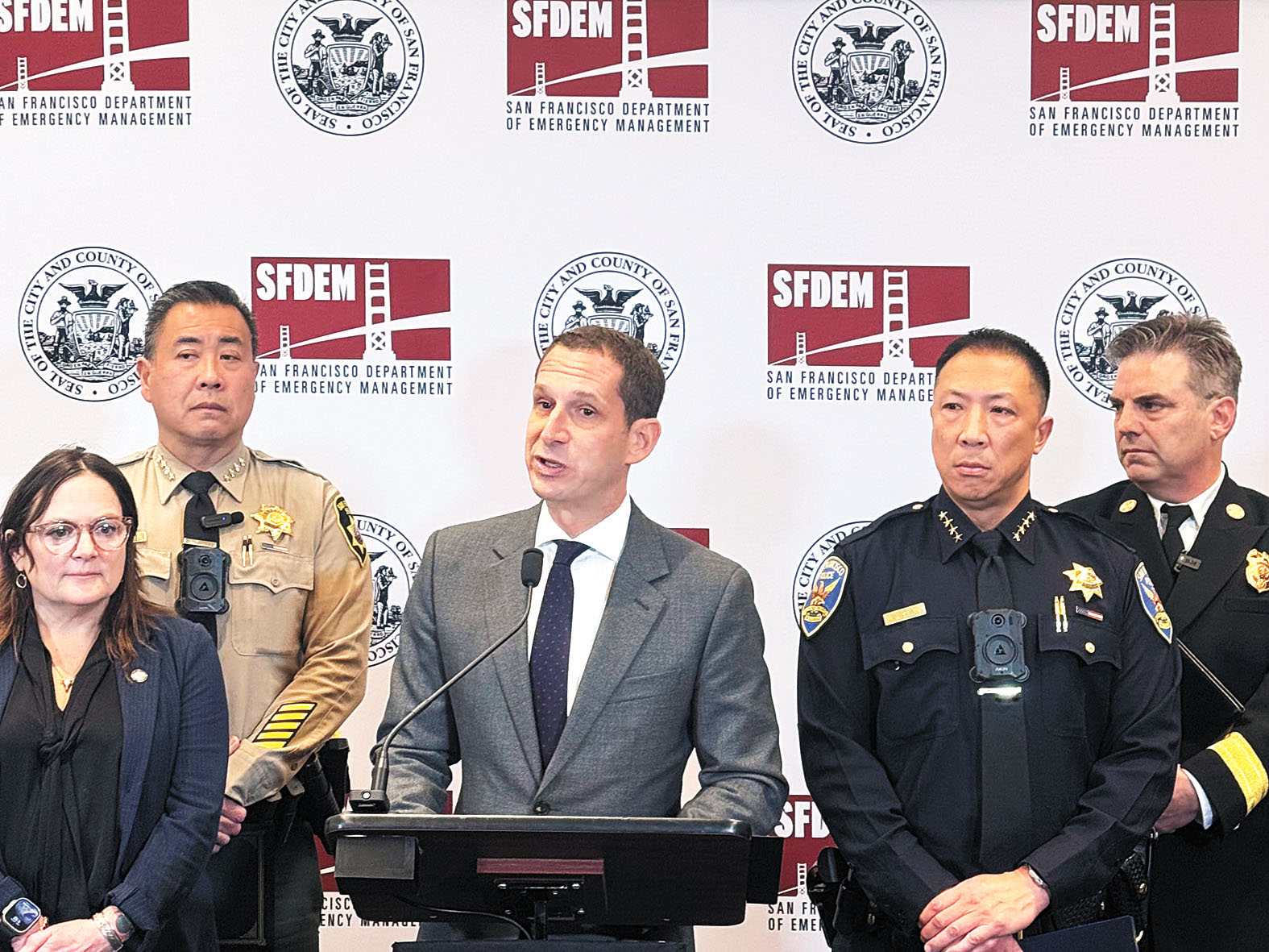 三藩市市長羅偉(中)聯同警察局長劉力一(右2)、縣警局長宮本保羅(左2)、消防局長克里斯朋(右1)及應急管理局長梅愛恩(左1)等公布超級盃周全市公共安全與應急部署。市長辦公室提供