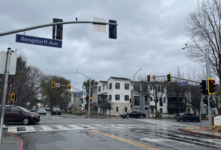 山景城Rengstorff大道和Latham街的交叉路口安裝AI技術信號系統，改善交通。記者王蔚攝