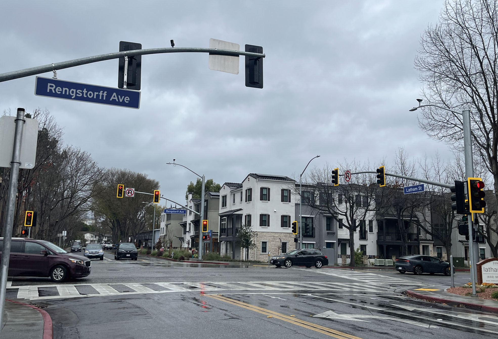 山景城Rengstorff大道和Latham街的交叉路口安裝AI技術信號系統，改善交通。記者王蔚攝