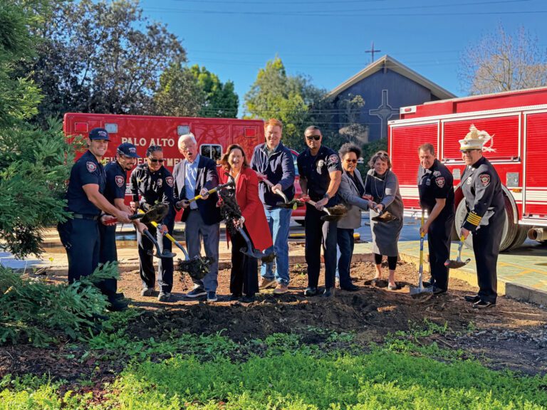 市長維恩克爾（左五）和消防局官員及州眾議員伯曼辦公室代表（右三）參加波羅阿多4號消防站開工儀式。市府提供