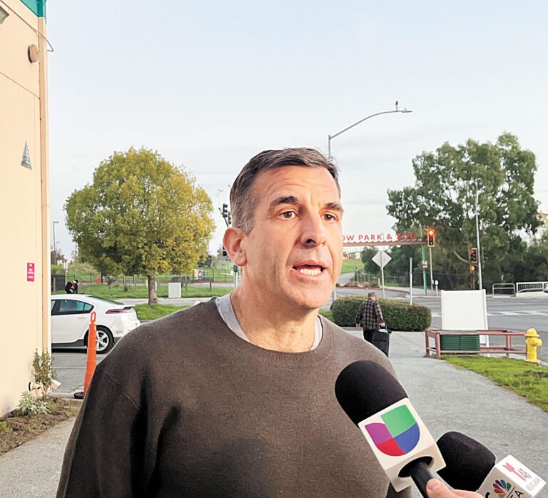 國會眾議員李卡多宣布為選區爭取聯邦撥款逾1400萬元。圖為他2025年11月出席地方活動接受媒體採訪。本報資料圖片，記者王蔚攝