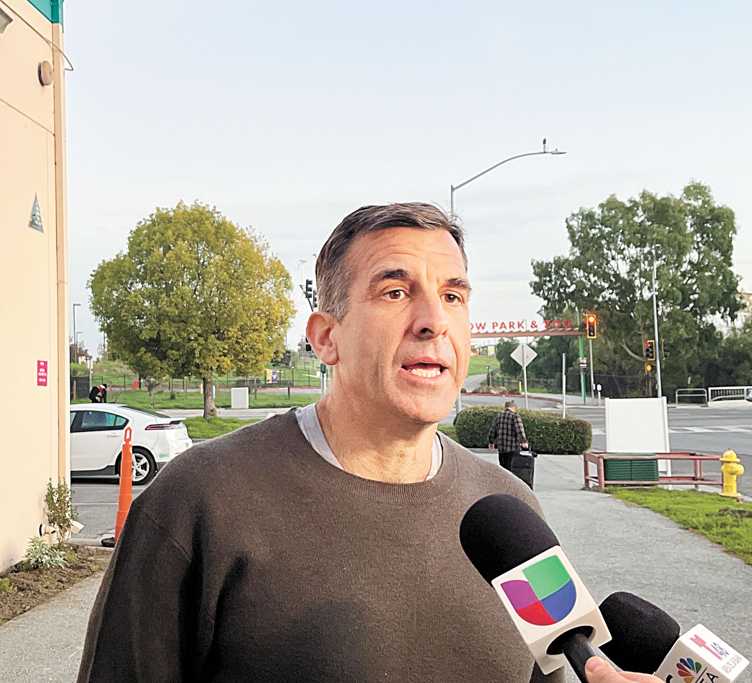 國會眾議員李卡多宣布為選區爭取聯邦撥款逾1400萬元。圖為他2025年11月出席地方活動接受媒體採訪。本報資料圖片，記者王蔚攝