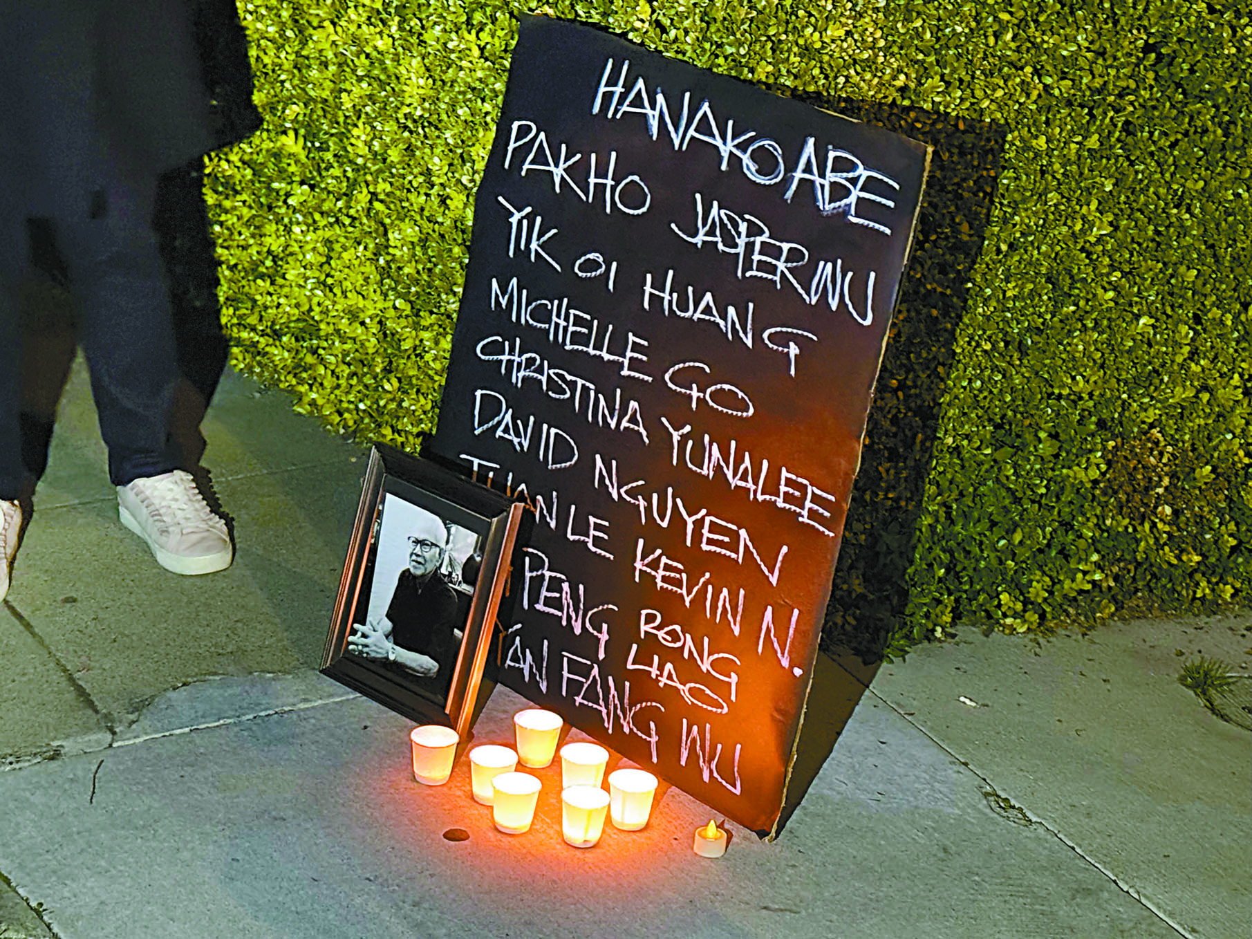 民眾將遭受暴力攻擊身亡者的名單寫在板子上,地上放置威差爺爺的畫像,以表哀悼與追憶。記者陳程威攝