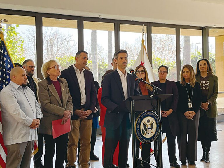 聖荷西市市長、加州州長參選人馬漢（Matt Mahan）在1月29日批評ICE的發佈會上。記者王蔚攝