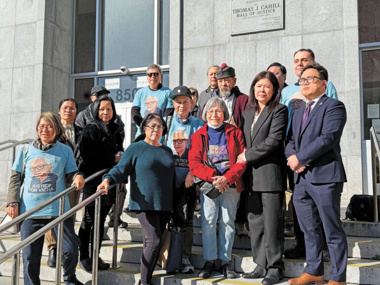 受害者女兒蒙塔努斯（前右二）、其夫拉森（後右一），以及受害者鄰居Ruby Tsang（前左二）等在法庭外集合表達聲援，不少人身穿印有Vicha頭像的T恤。記者陳程威攝