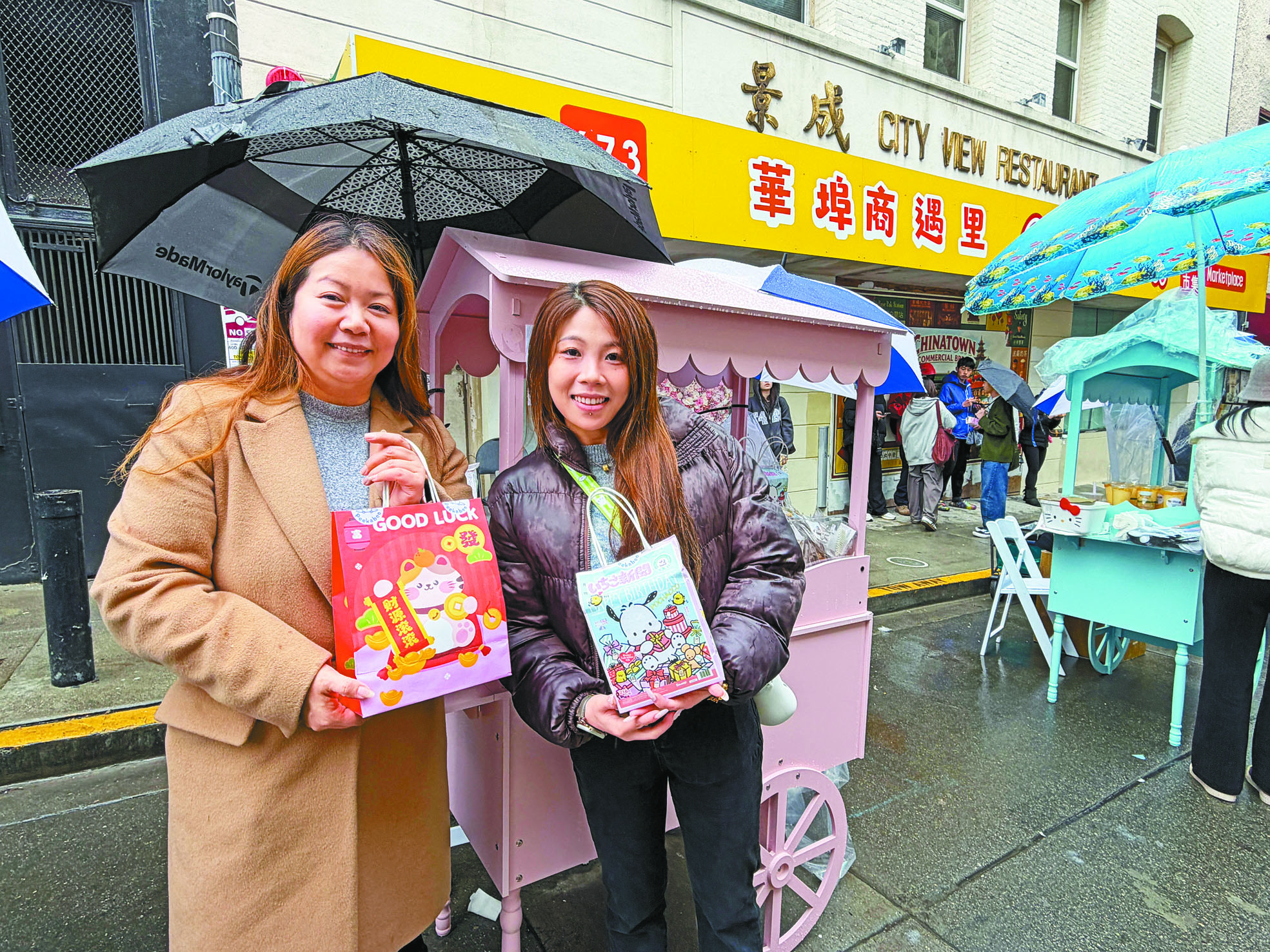 車仔攤位檔主Fanny(左)在市集現場招呼顧客。她在都板街經營玩具精品,表示支持「華埠商遇里」以低門檻方式帶旺華埠人流。記者蘇婕雅攝