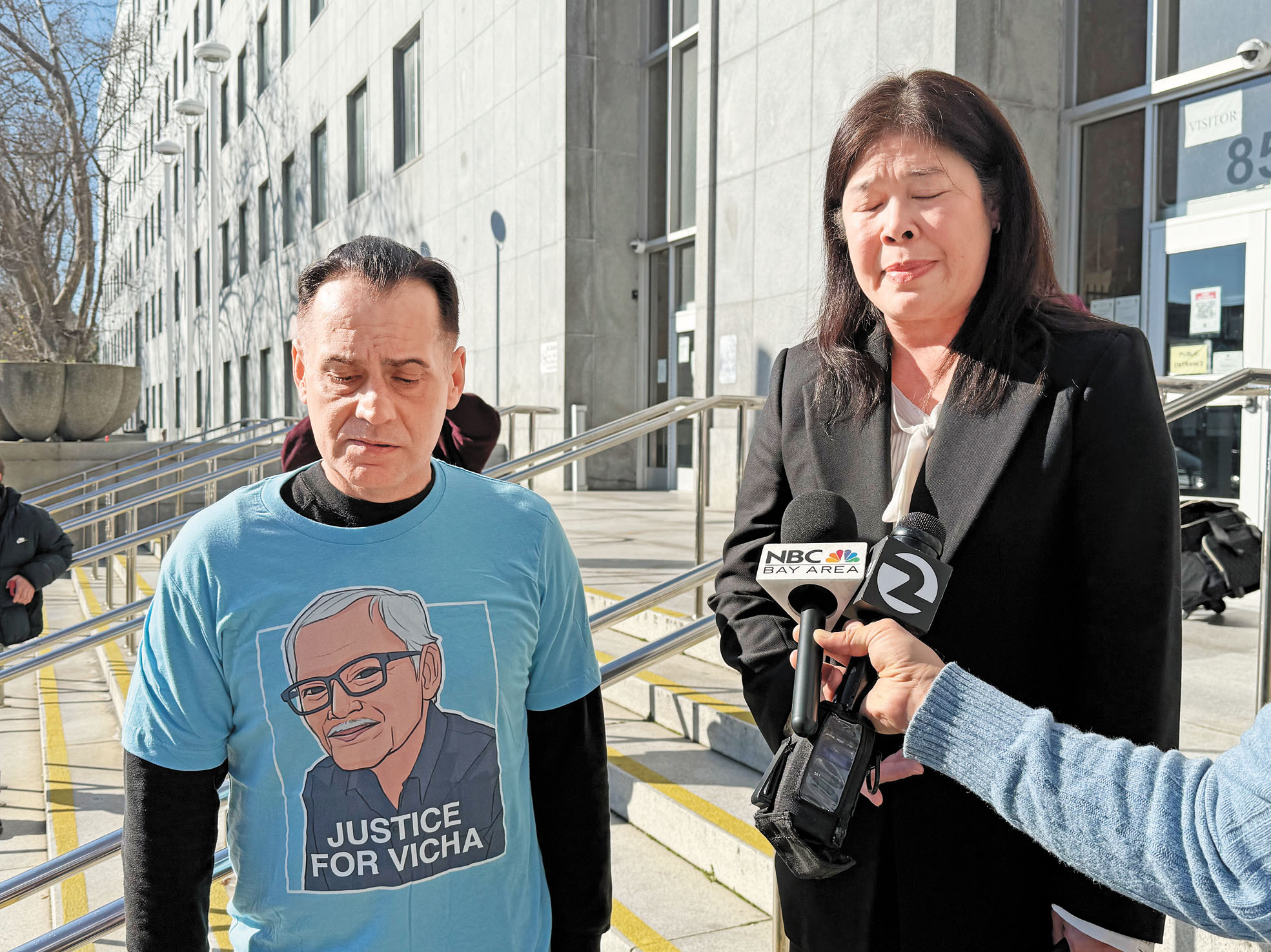 受害者女兒及夫婿接受媒體訪問，情緒激動。記者陳程威攝