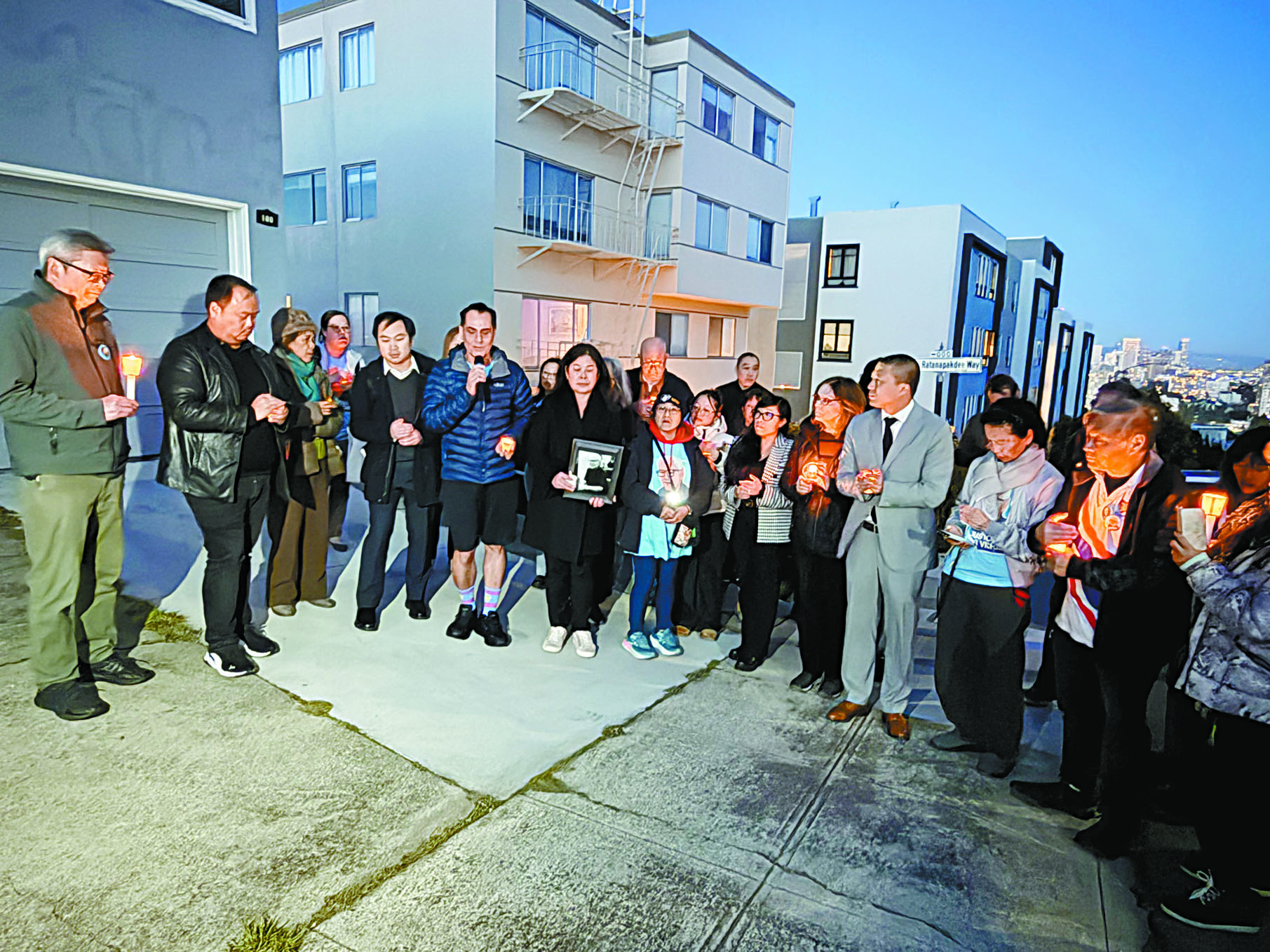 社區人士與家屬聚集在一起悼念威差爺爺,呼籲長者保護與公共安全。記者陳程威攝