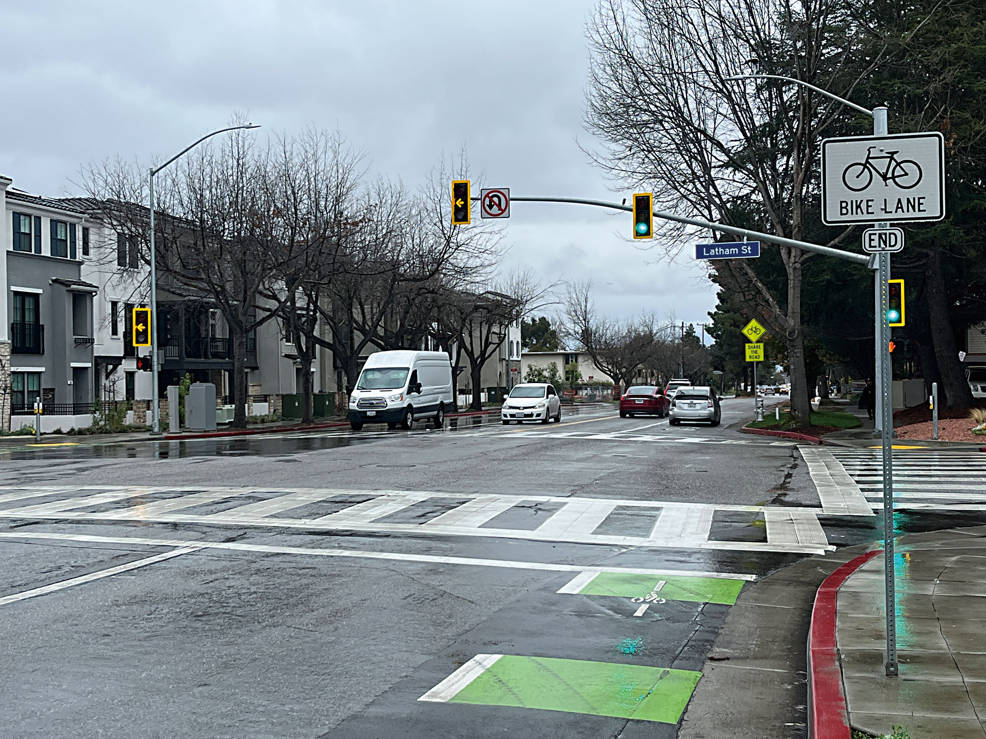 山景城Rengstorff大道和Latham街的交叉路口增設綠色自行車道標線，引導騎乘者直接通過路口。記者王蔚攝