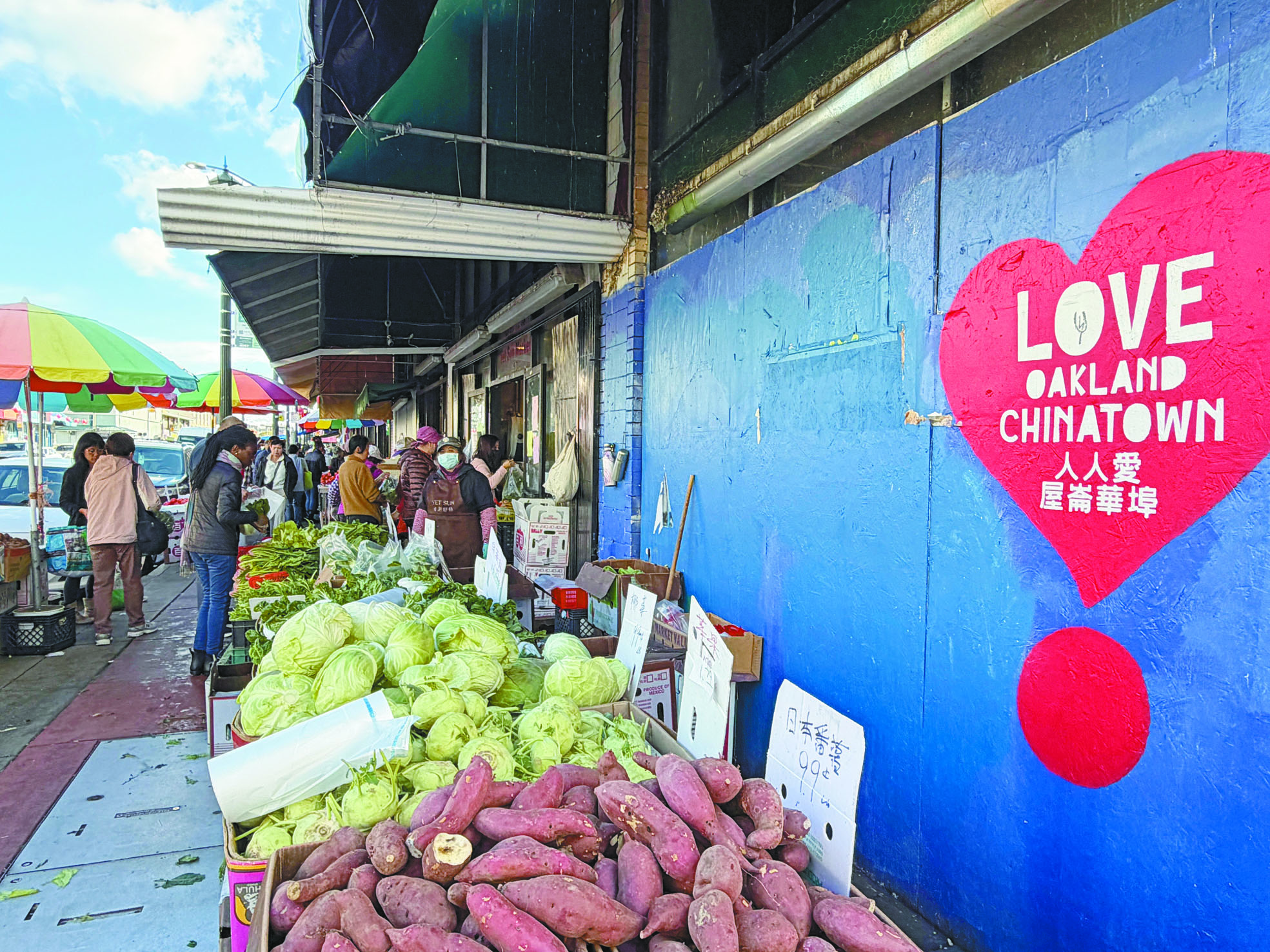 屋崙華埠蔬果攤前人潮不斷，市民在熟悉的社區氛圍中採購年貨。記者蘇婕雅攝