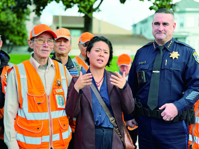 台山社安隊隊長馬作林（左）、第二區市議員王夏琳（中）與屋崙警局代理局長比爾（右）向媒體說明節日治安合作方向。記者蘇婕雅攝