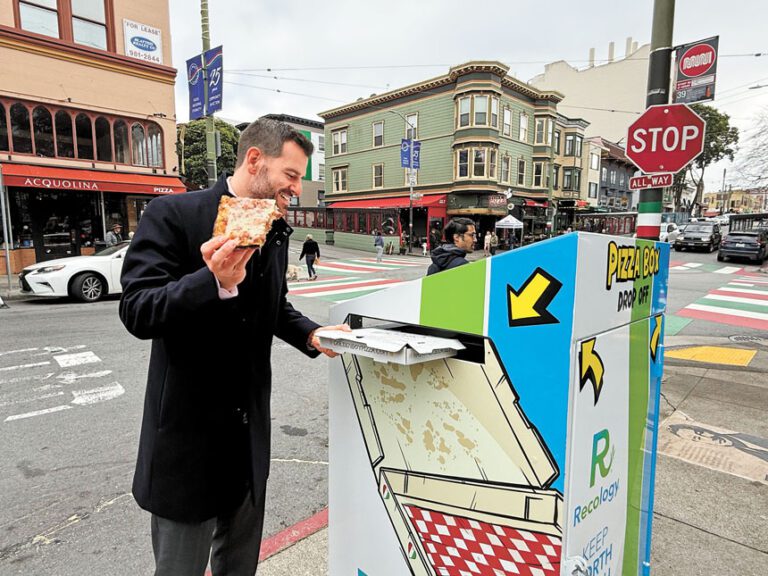 第三區市參事李爾德示範將披薩盒投入專用垃圾桶。記者陳程威攝