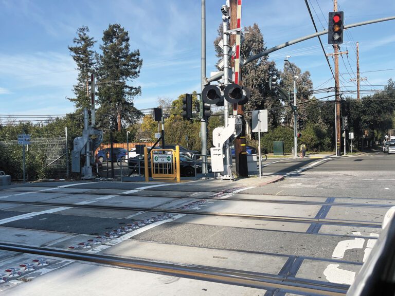 在波羅阿多市Charleston路與鐵路交叉口，車輛、自行車、行人須穿越地面上的鐵軌。記者王蔚攝