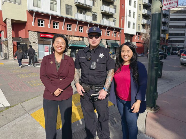 市議員王夏琳與華埠商會會長陳美玲，與正在街頭巡邏的屋崙警員合影。記者陳程威攝