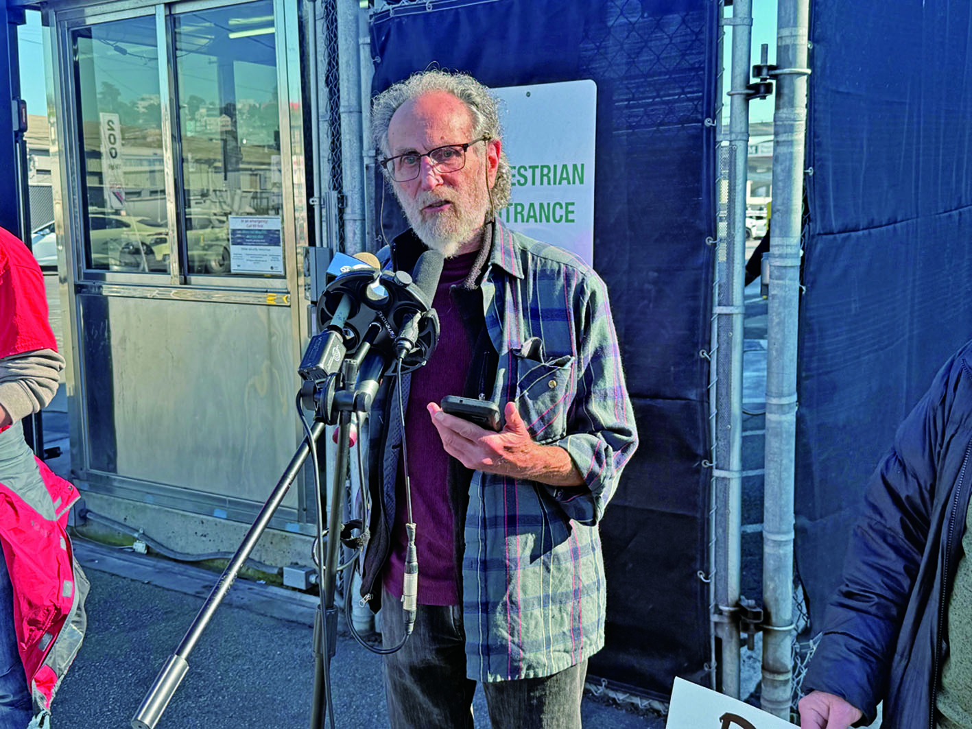 Mark Gruberg 接受本報採訪談三藩市計程車產業的變化與挑戰，圖為他在記者會上談自動駕駛的影響。記者陳程威攝