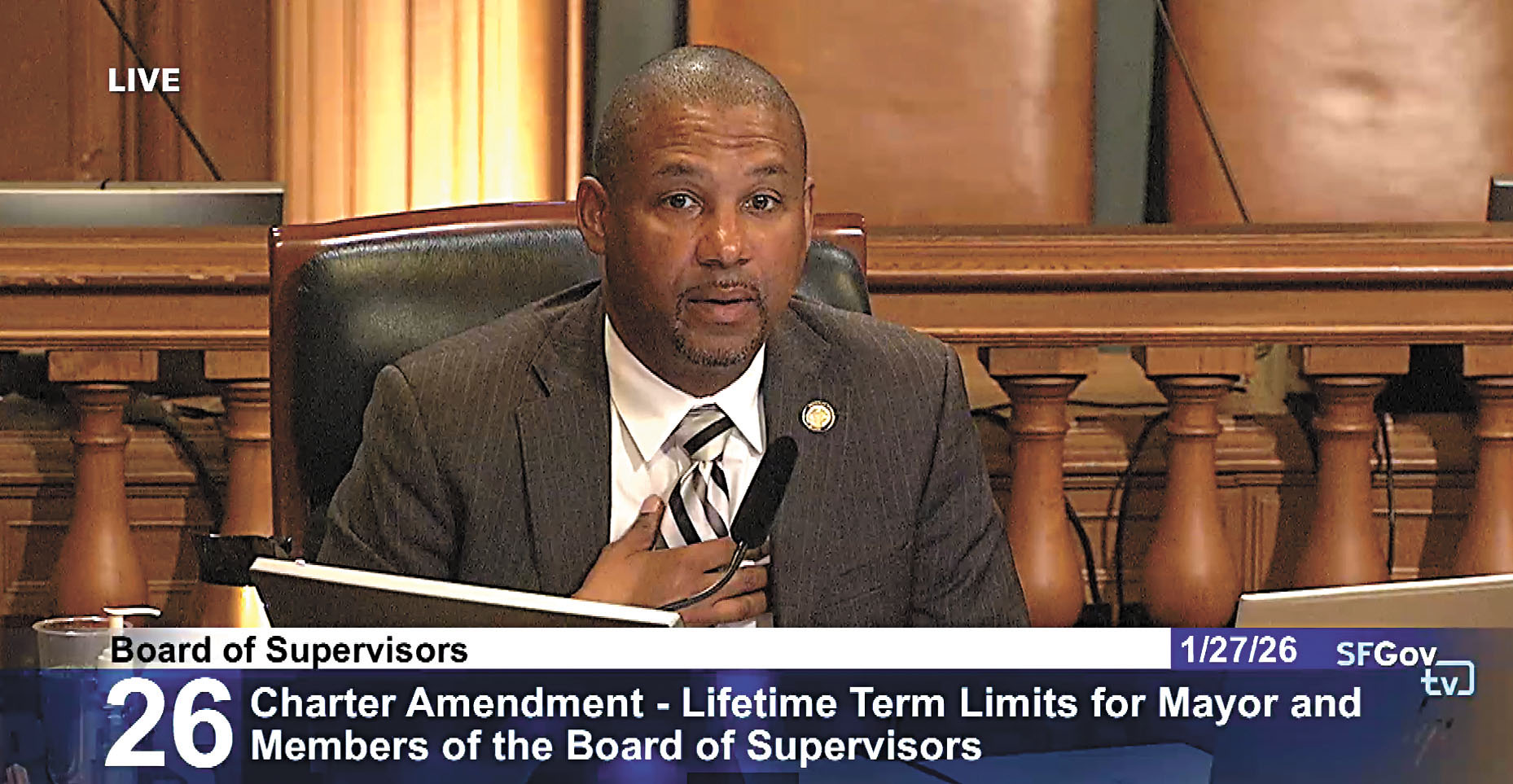 華頌善形容相關提案形同為不存在的問題立法,並主張若設終身任期限制,應一體適用於其他民選職位。視頻截圖