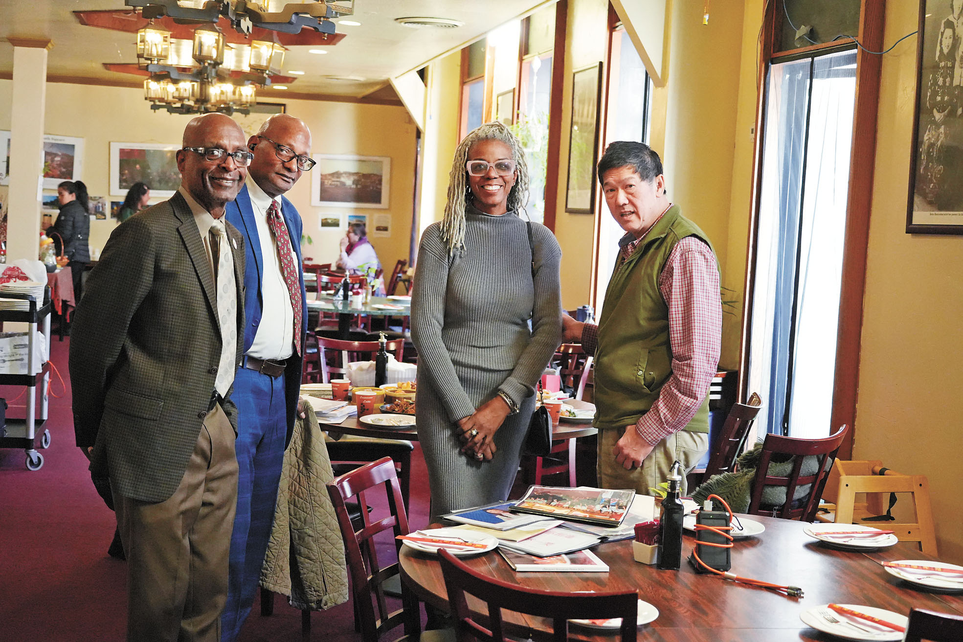 非裔多個社區及商界領袖在新杏香與關老闆（右一）進一步落實美食節的具體流程。記者黃偉江攝