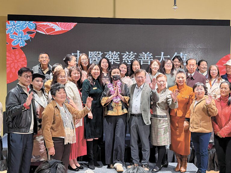 「2026中醫養生名人論壇」在加州大學矽谷學院舉行，圖中央掛花環者為王祖賢。記者蘇婕雅攝