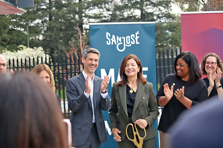 （左起）聖荷西市市長馬漢、Equinix美洲區總裁Arquelle Shaw、PG&E公司總裁Carla Peterman出席剪綵儀式。聖荷西市市長辦公室提供