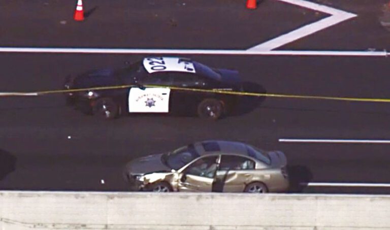 嫌犯車輛被警車包圍。KTVU電視截圖