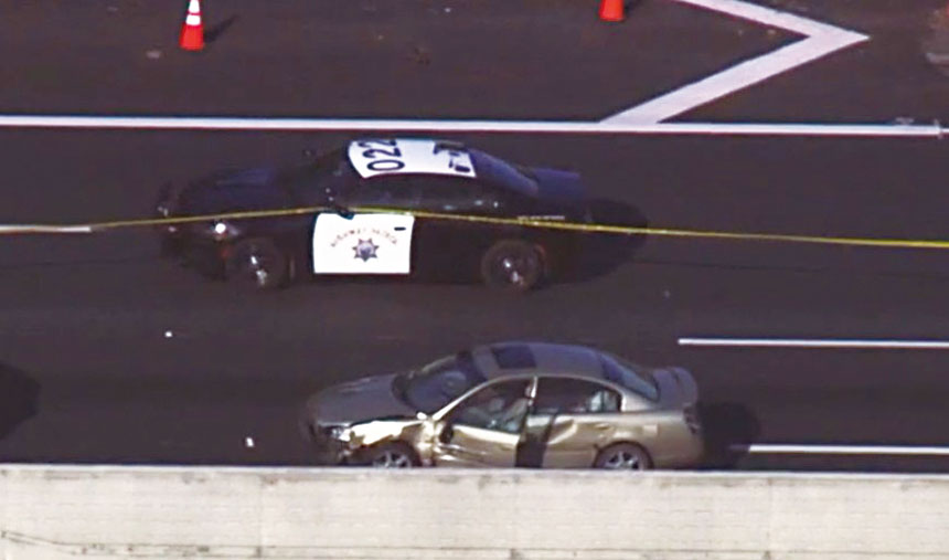 嫌犯車輛被警車包圍。KTVU電視截圖