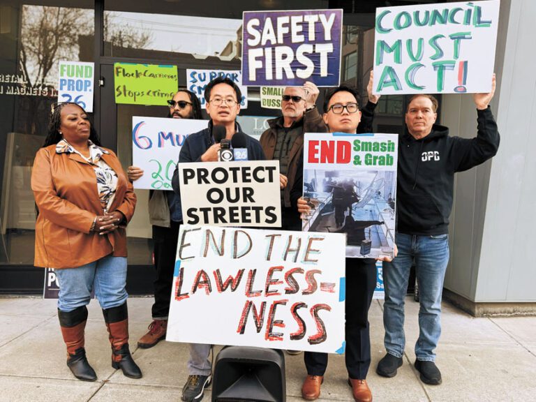 屋崙多個社區組織代表高舉「安全優先」、「終結無法無天」等標語，要求市府正視兇殺案攀升問題。記者蘇婕雅攝