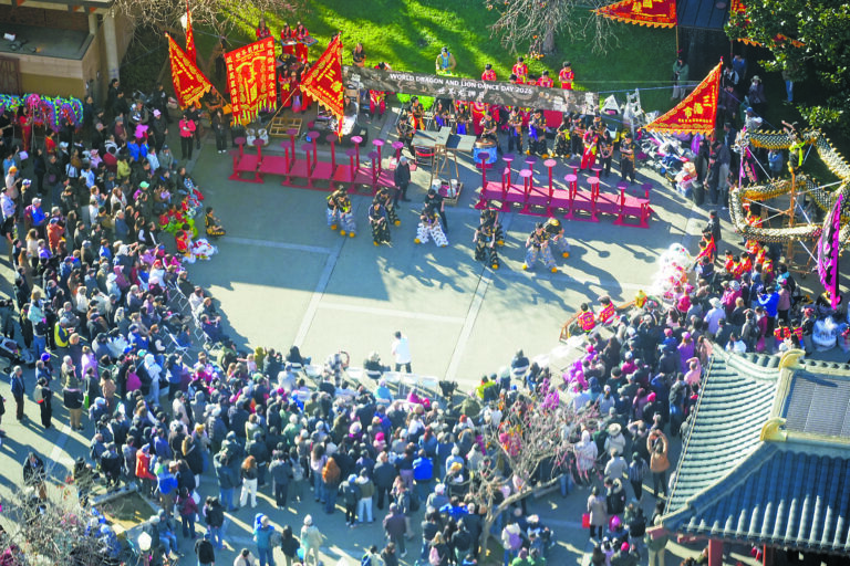 慶祝世界龍獅日，多個青少年龍獅舞隊在花園角廣場綵排，吸引了眾多市民和遊客駐足。記者黃偉江攝