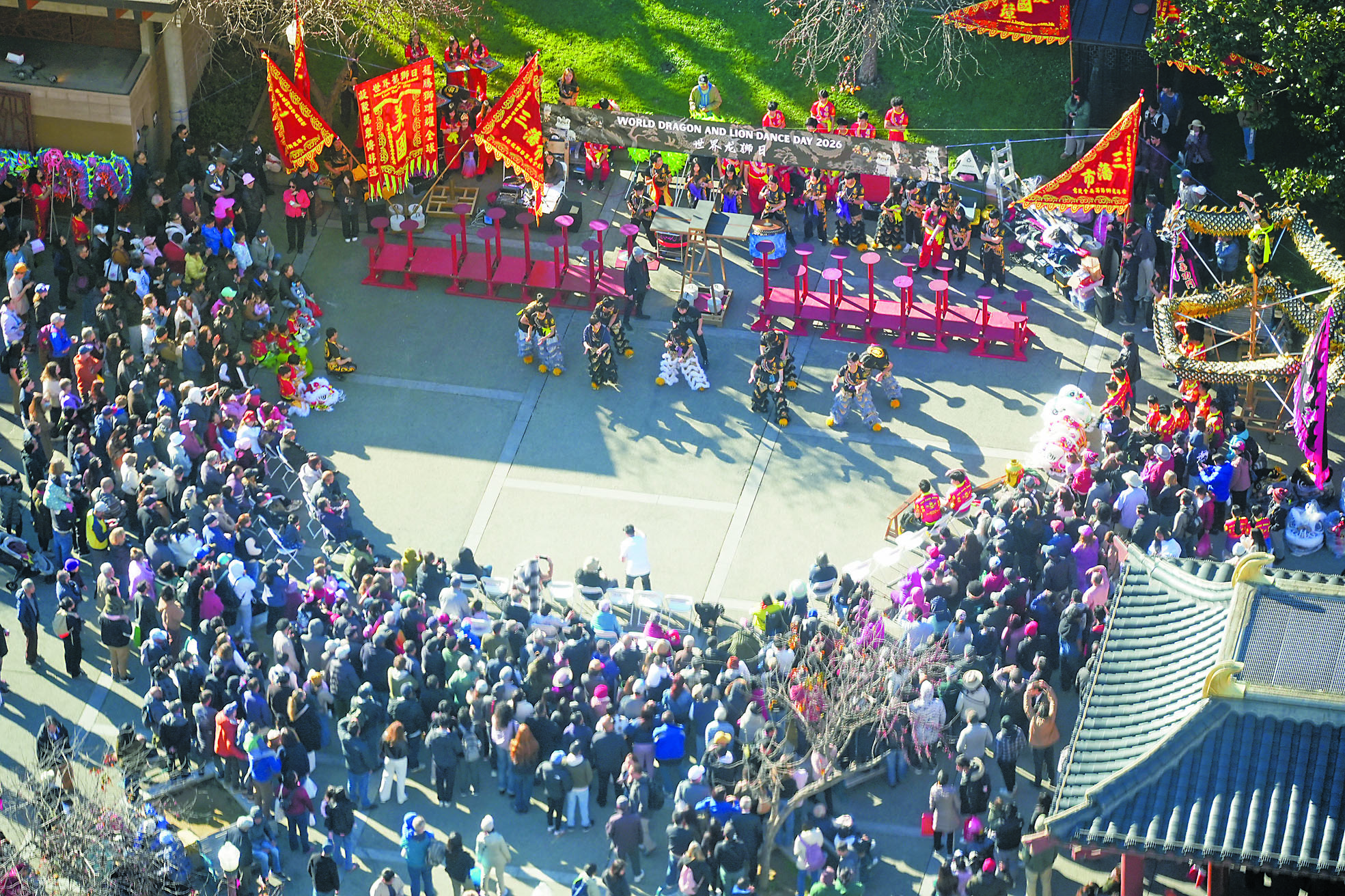 慶祝世界龍獅日，多個青少年龍獅舞隊在花園角廣場綵排，吸引了眾多市民和遊客駐足。記者黃偉江攝