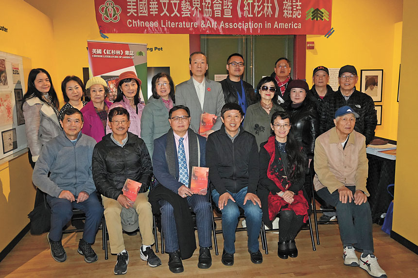 美國華文文藝界及灣區僑界與盧新華（前排右三）合影。記者黃偉江攝