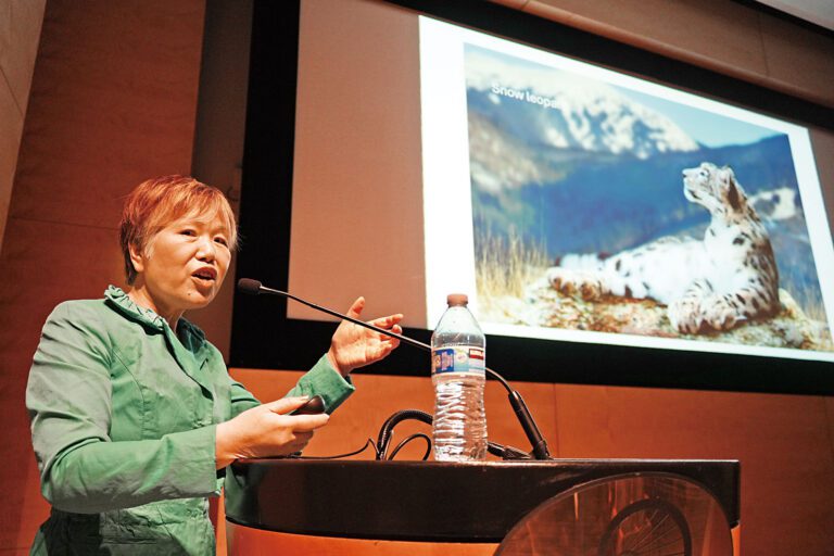 毛子分享旅途中雪豹的故事。記者黃偉江攝