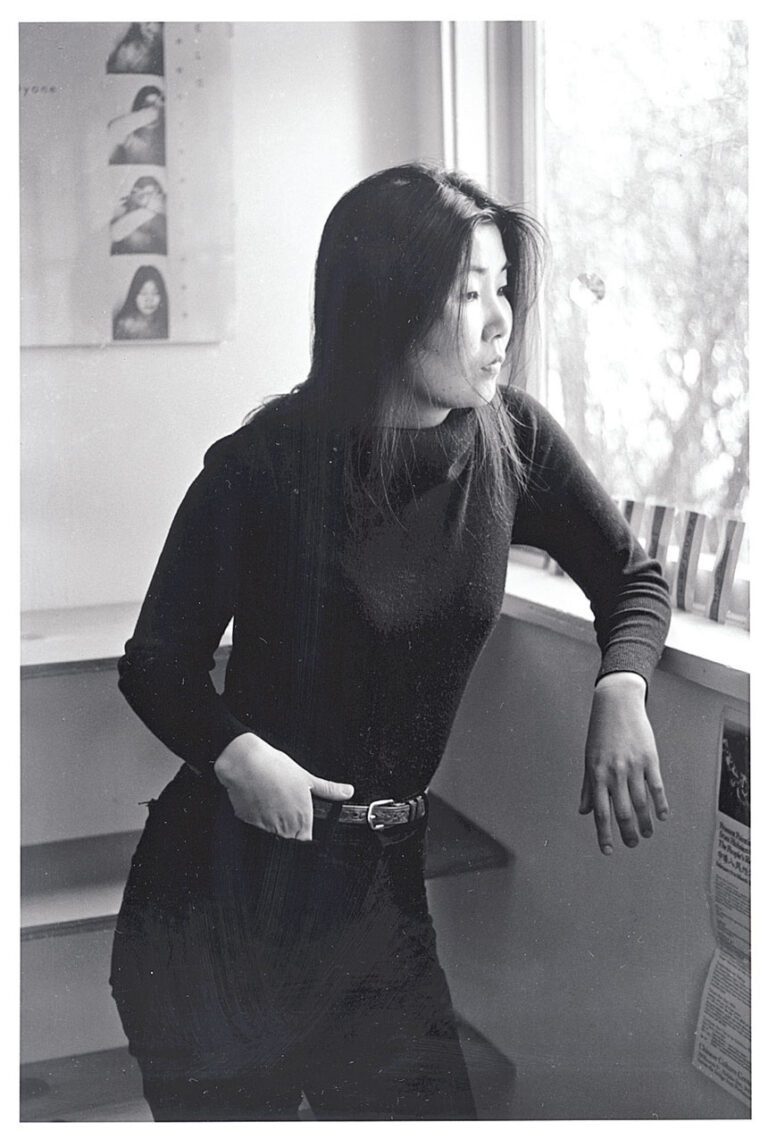 韓裔前衛藝術家車學慶攝於1979年。BAMPFA