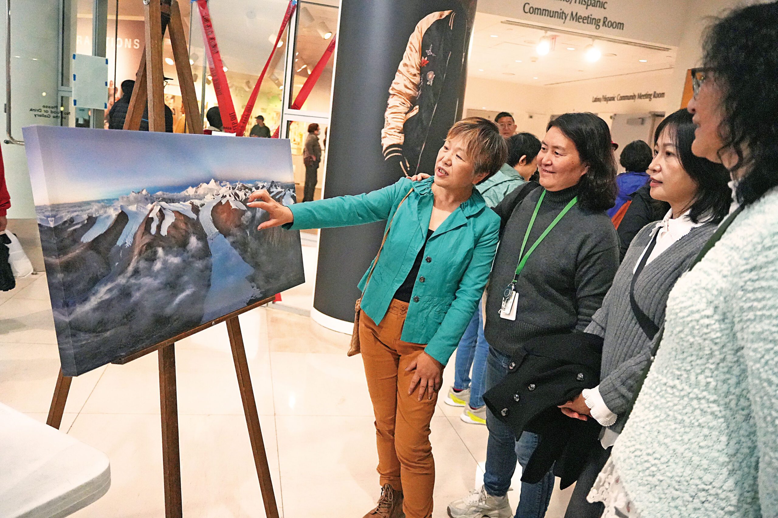 毛子（左一）講述冰山與遠處的珠穆朗瑪峰。記者黃偉江攝