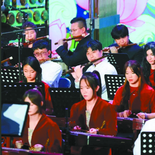 雷尼社區大學音樂系舉辦中國音樂學習班，不少學生學成後參與長城青年樂團演出。雷尼社區大學長城青年樂團