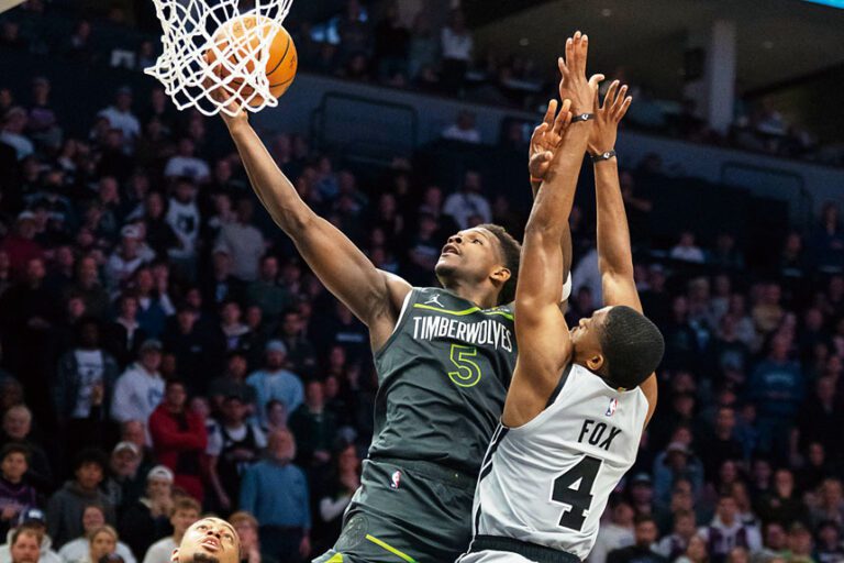 愛德華茲（左）繞過馬刺隊後衛霍斯的防守衝向籃筐。路透社