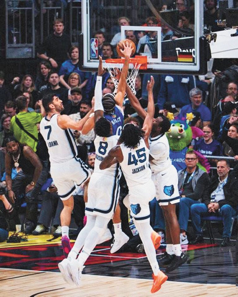 魔術後衛布萊克瀟灑上演以一扣四，灰熊球員望塵莫及。網上圖片