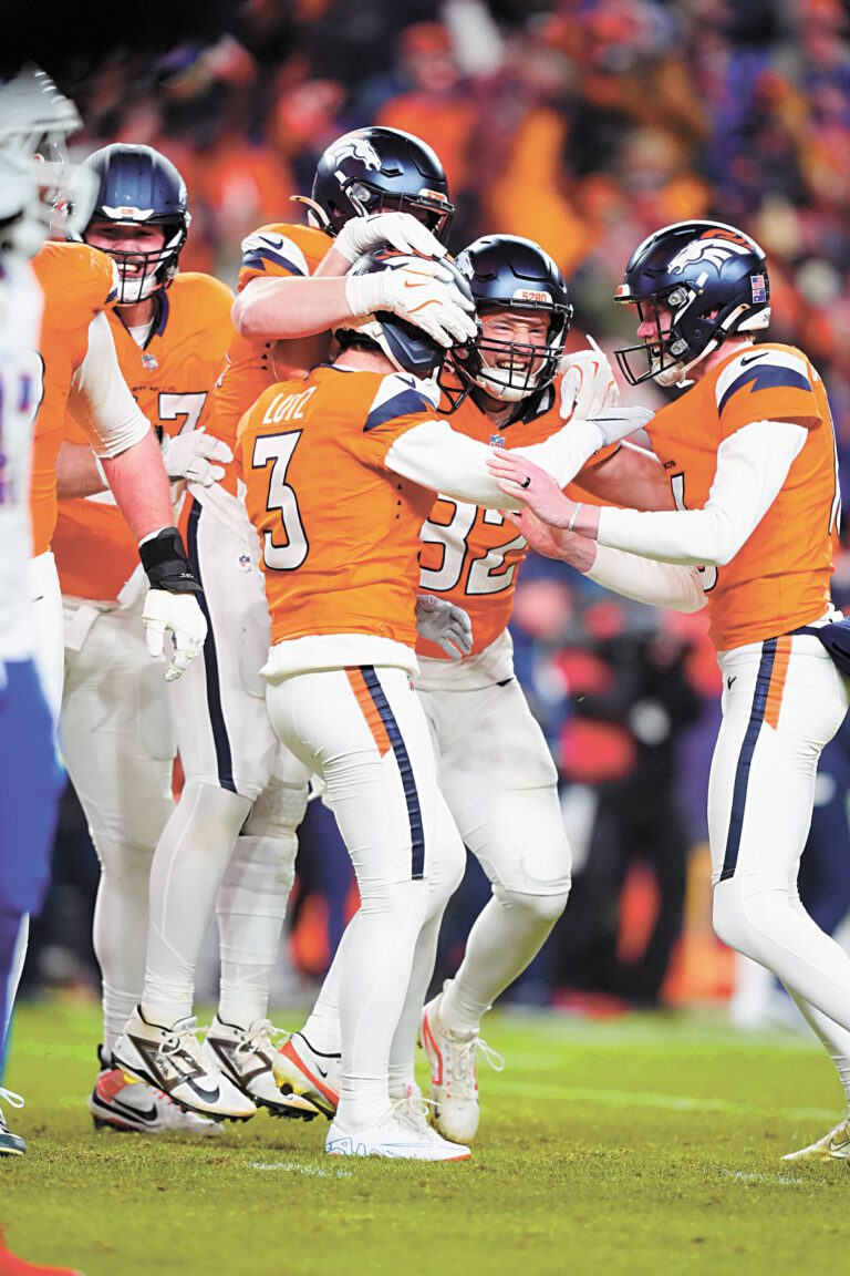 魯茲（右3）在加時賽踢出絕殺球後與隊友一起慶祝。路透社