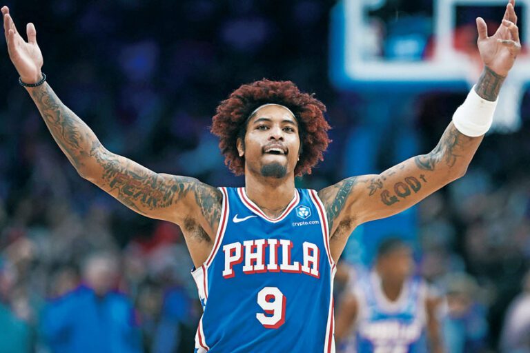 76人後衛烏布雷在加時賽擊敗火箭隊後慶祝。路透社