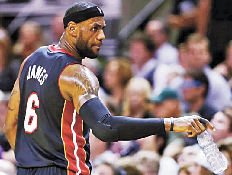 佩雷斯將一件詹姆斯在熱火時期穿過的總決賽戰袍以10萬美元賣出，該球衣後來在拍賣會上以370萬美元被交易。美聯社