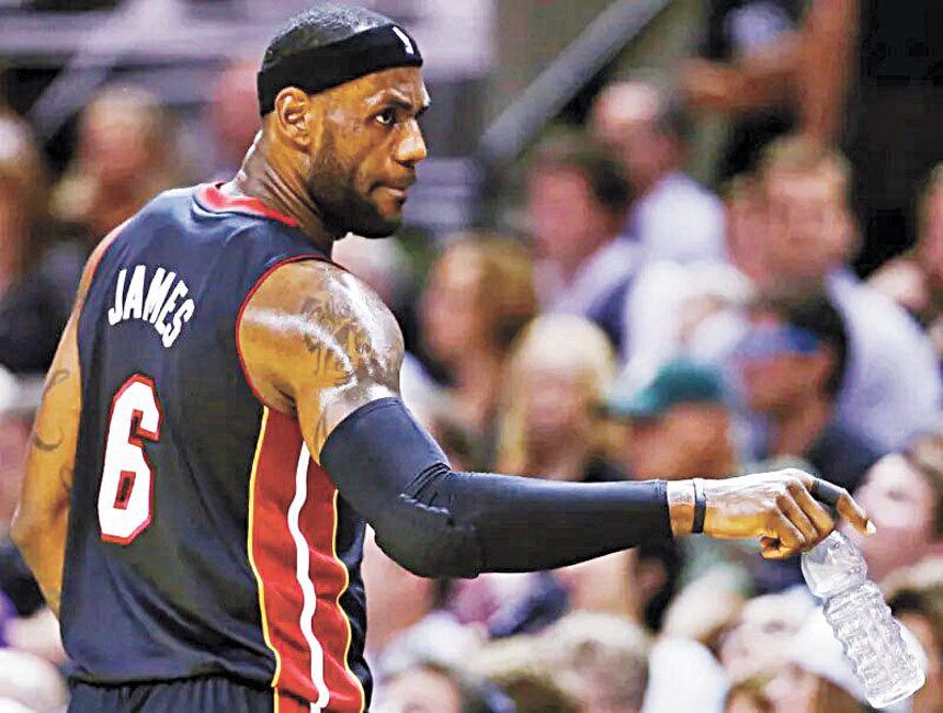 佩雷斯將一件詹姆斯在熱火時期穿過的總決賽戰袍以10萬美元賣出，該球衣後來在拍賣會上以370萬美元被交易。美聯社