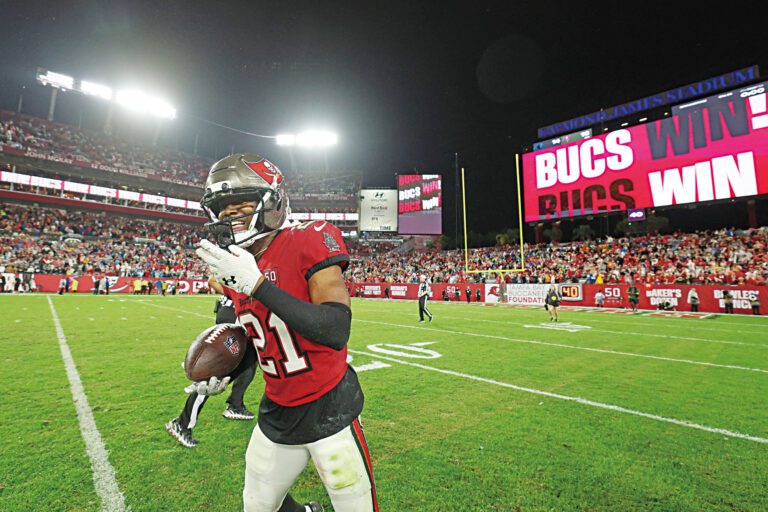 賽場大屏幕打出海盜勝利的字樣，球員莫里森開心不已。路透社