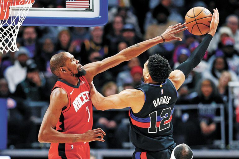 杜蘭特（左）生涯總三分命中數達2283記，升至歷史第11位。美聯社