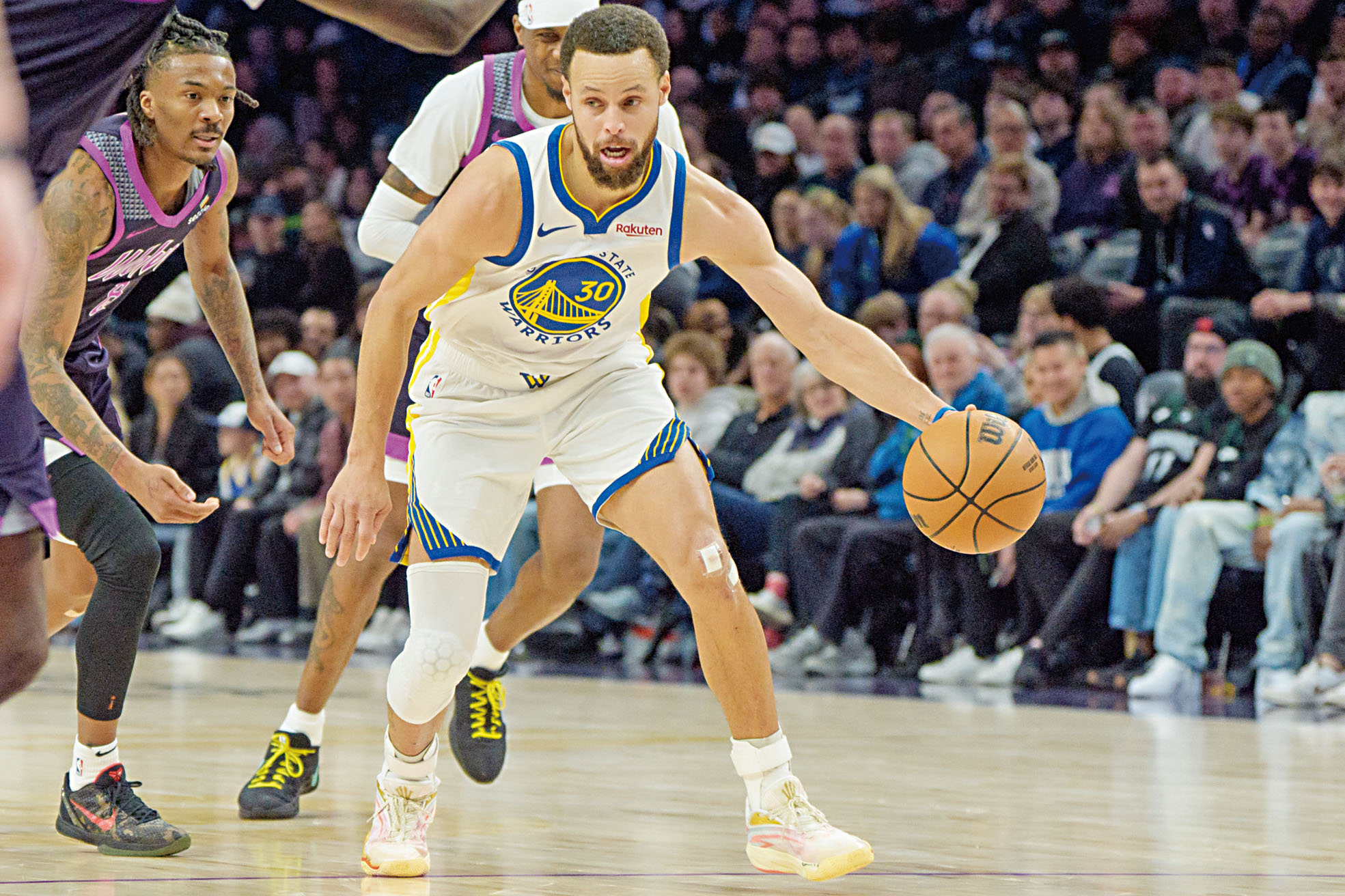 庫里在比賽中突破進攻。路透社