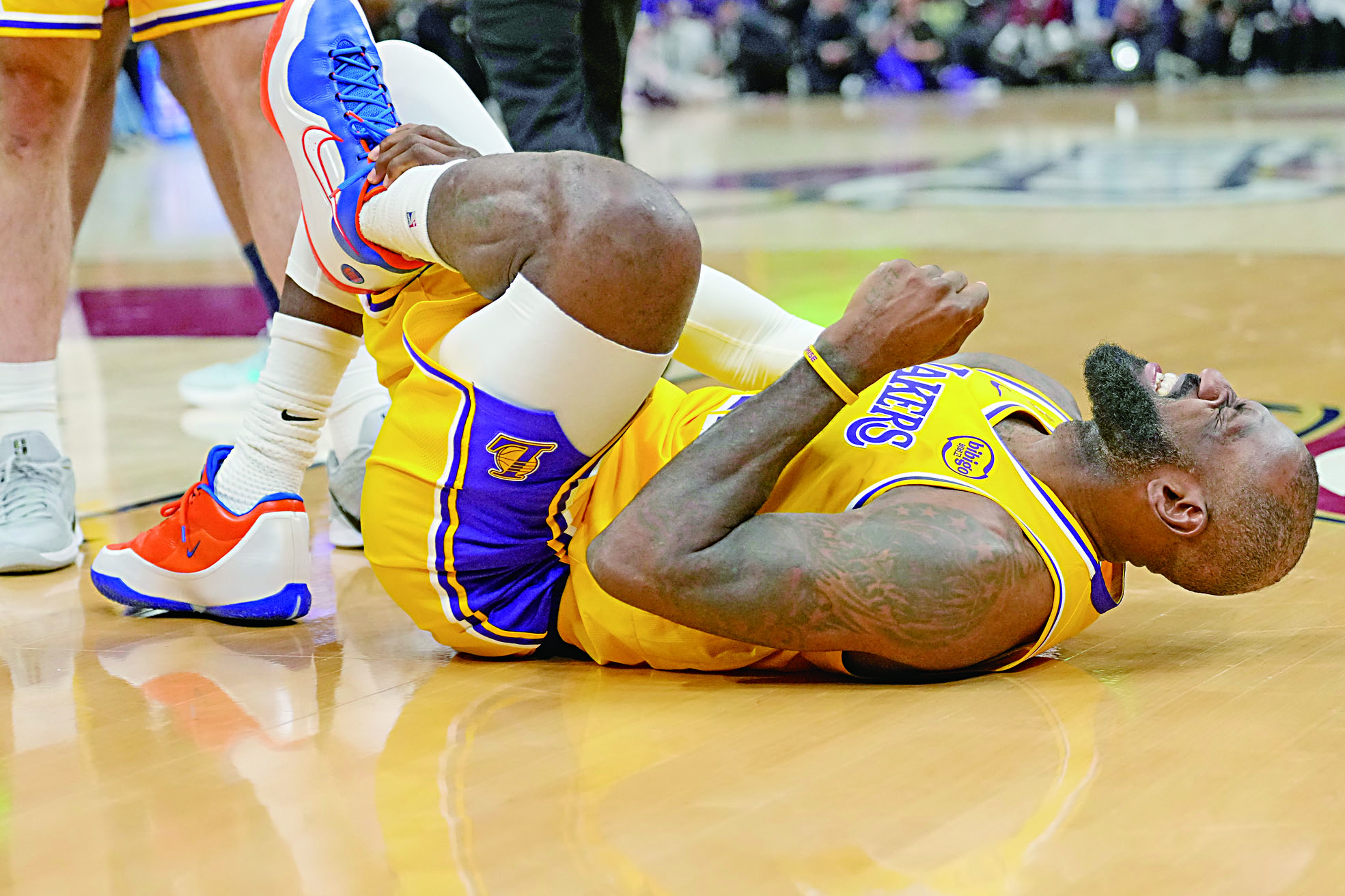 詹姆斯倒地，表情痛苦。美聯社