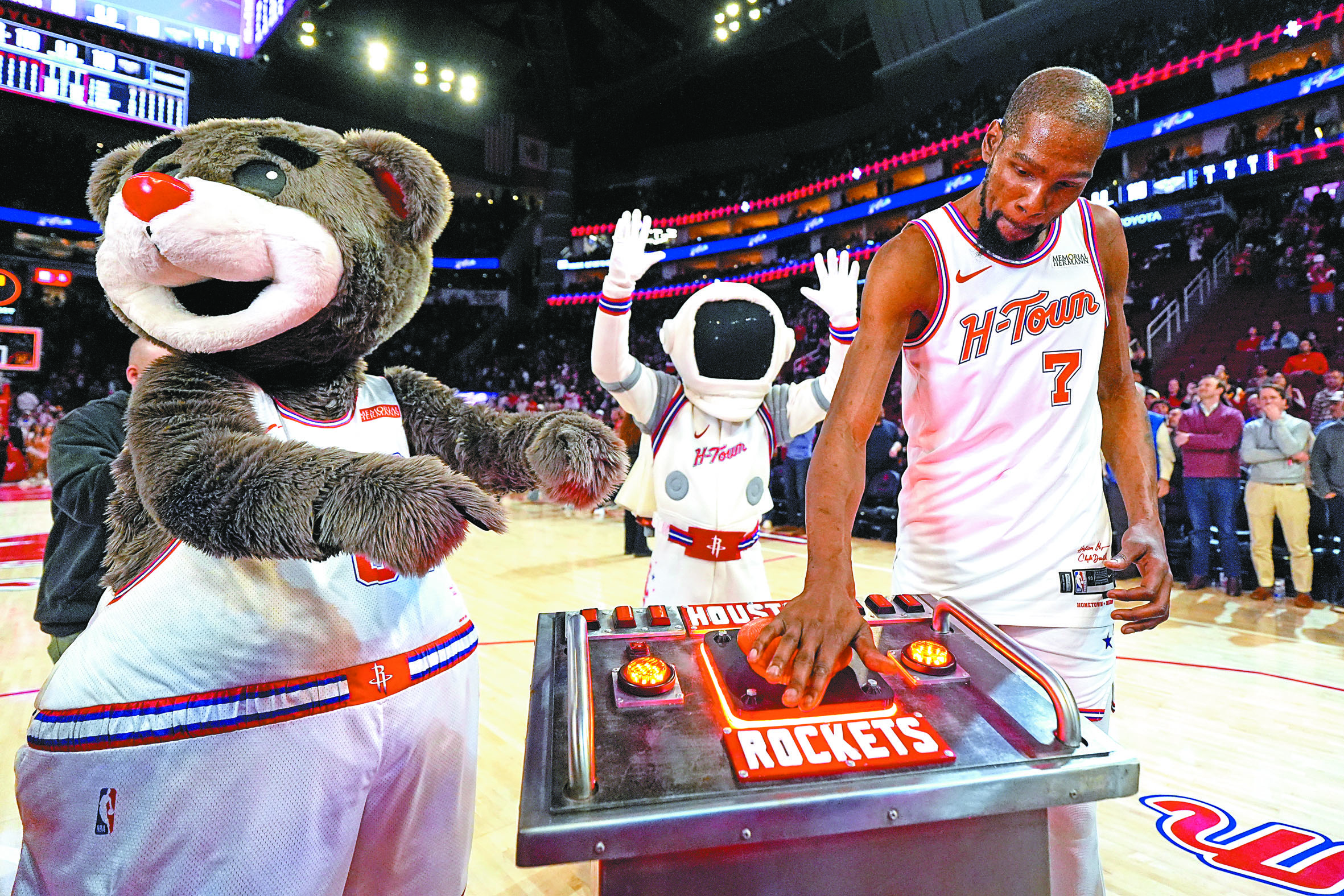 總得分超越諾維茨基後,杜蘭特按下慶祝按鈕。美聯社