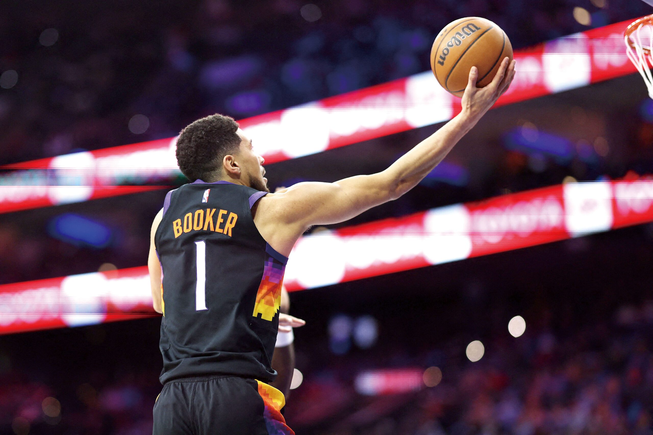 太陽後衛布克在第一節對陣76人時突破上籃。路透社