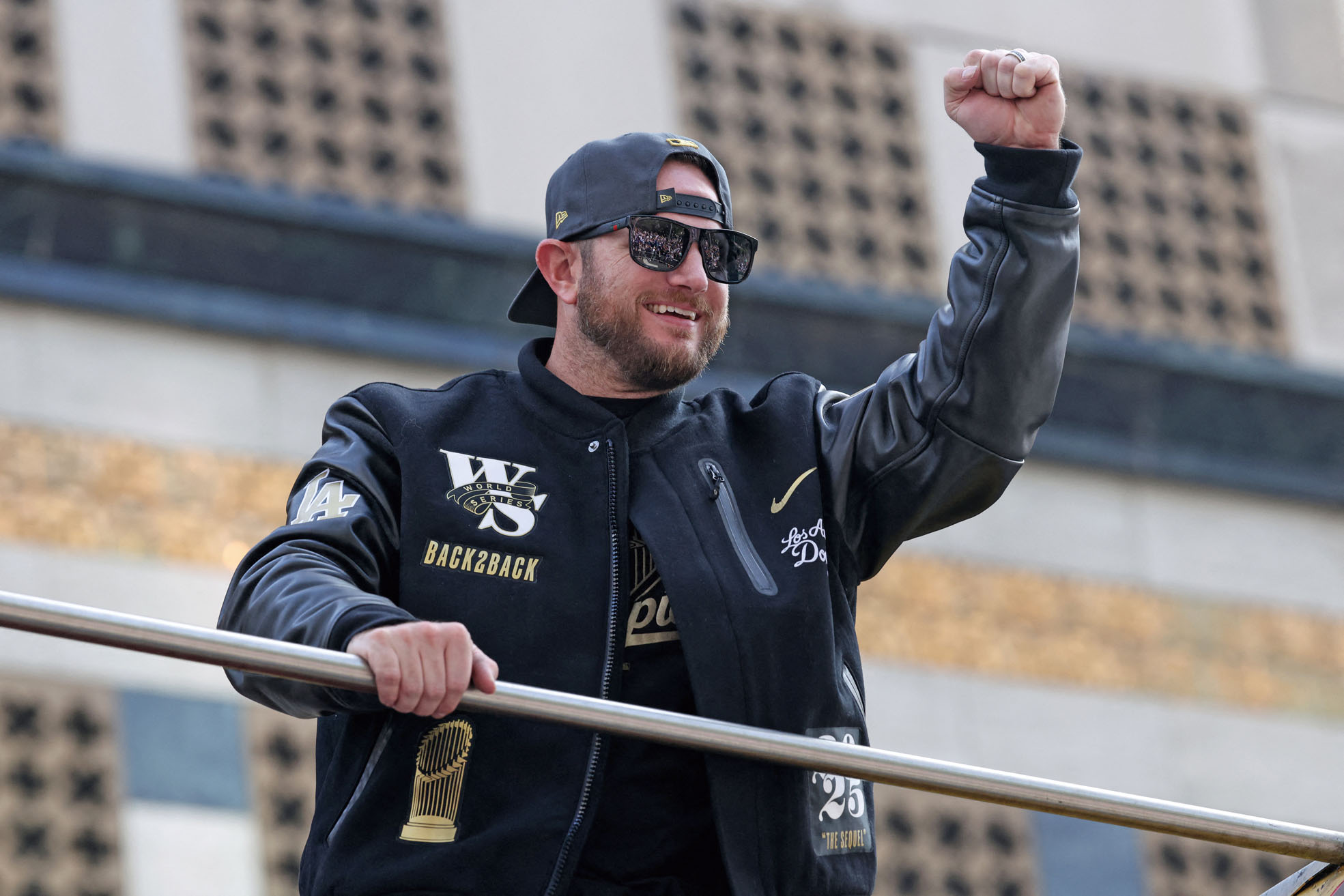 道奇三壘手馬恩西在世界大賽冠軍遊行中向人群致意。路透社