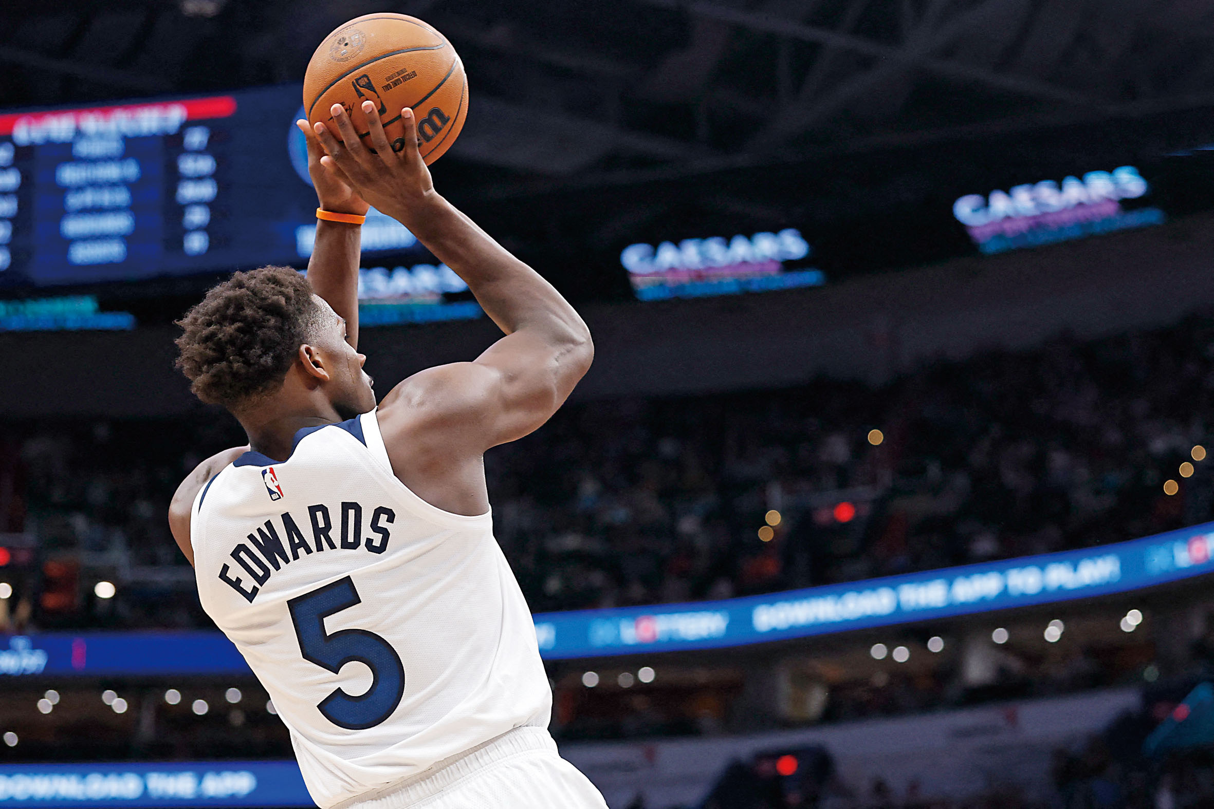 愛德華茲投射三分。路透社