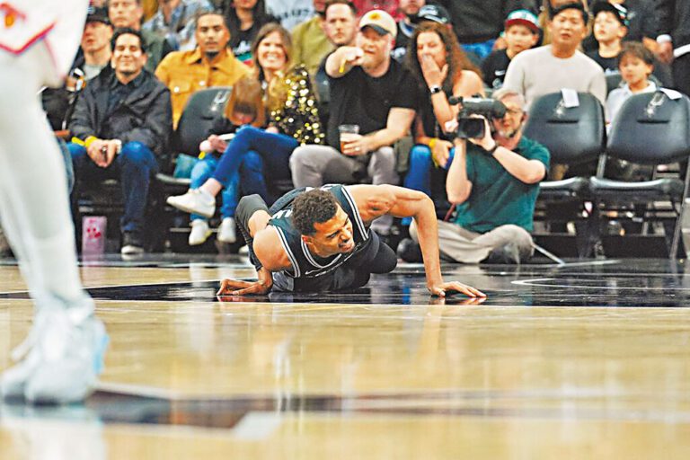 馬刺狀元郎文班亞馬對尼克斯在下半場受傷倒地。路透社